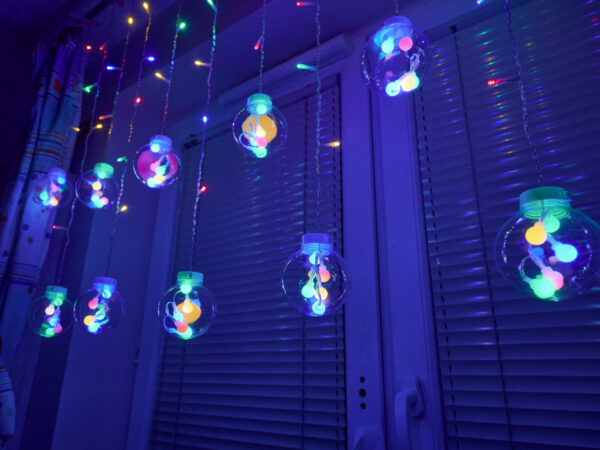 Lampki LED kurtyna kule świąteczne choinkowe 3m 108LED multikolor - obrazek 3