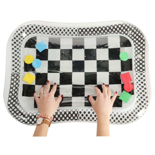 Mata wodna sensoryczna dmuchana dla niemowląt kontrastowa czarno-biała szachownica XXL 65x50 cm - obrazek 7