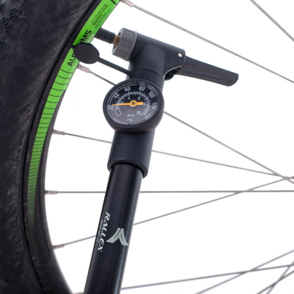 Pompka do roweru z manometrem RALLEX rowerowa ręczna do piłki materaca z uchwytem na rower - obrazek 7